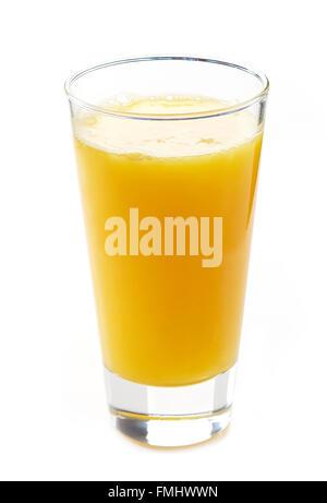 Volles Glas Orangensaft auf weißem Hintergrund Stockfoto