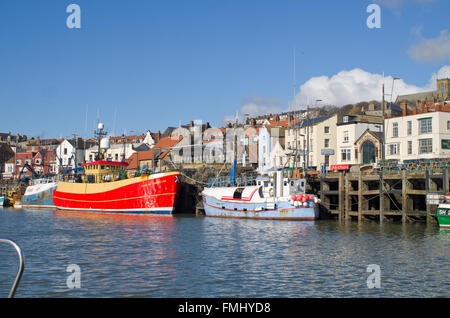 Blick auf die Boote im Hafen von Scarborough, North Yorkshire UK Stockfoto