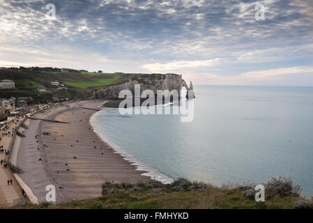 Etretat, Frankreich - 8. November 2015 - Blick auf den berühmten Klippen von Etretat mit Etretat Stadt und Strand Stockfoto