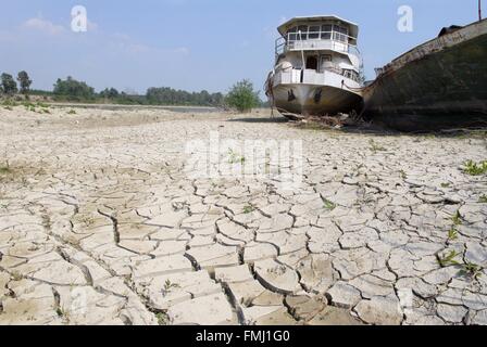 Italien, außergewöhnlich niedrigem Wasserstand des Flusses Po in Boretto (Parma) Stockfoto