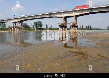 Italien, außergewöhnlich niedrigem Wasserstand des Flusses Po in Boretto (Parma) Stockfoto