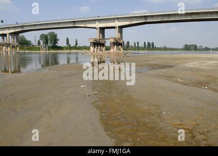 Italien, außergewöhnlich niedrigem Wasserstand des Flusses Po in Boretto (Parma) Stockfoto