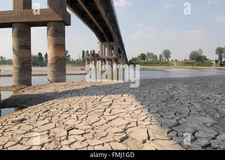 Italien, außergewöhnlich niedrigem Wasserstand des Flusses Po in Boretto (Parma) Stockfoto