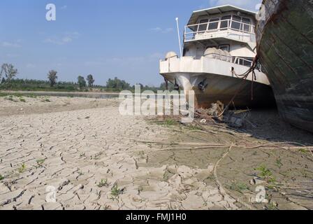 Italien, außergewöhnlich niedrigem Wasserstand des Flusses Po in Boretto (Parma) Stockfoto