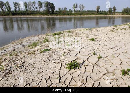 Italien, außergewöhnlich niedrigem Wasserstand des Flusses Po in Boretto (Parma) Stockfoto