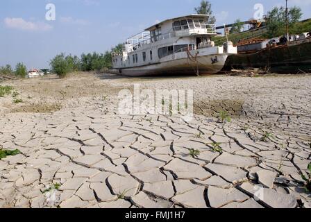 Italien, außergewöhnlich niedrigem Wasserstand des Flusses Po in Boretto (Parma) Stockfoto