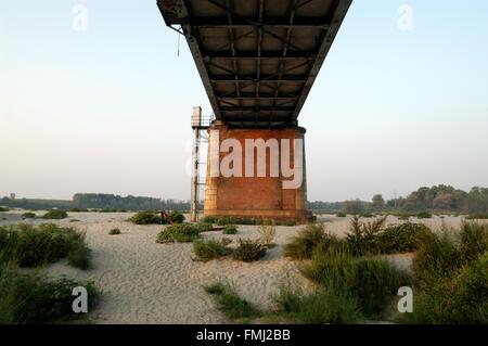 Lombardei, die Po-Tal, Italien, außergewöhnliche Trockenheit an Becca Brücke, in der Nähe Mündung zwischen den Flüssen Po und Ticino Stockfoto