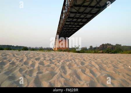 Lombardei, die Po-Tal, Italien, außergewöhnliche Trockenheit an Becca Brücke, in der Nähe Mündung zwischen den Flüssen Po und Ticino Stockfoto