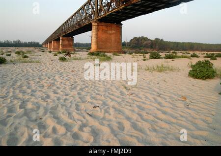 Lombardei, die Po-Tal, Italien, außergewöhnliche Trockenheit an Becca Brücke, in der Nähe Mündung zwischen den Flüssen Po und Ticino Stockfoto