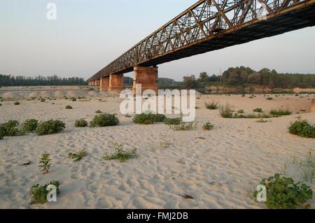 Lombardei, die Po-Tal, Italien, außergewöhnliche Trockenheit an Becca Brücke, in der Nähe Mündung zwischen den Flüssen Po und Ticino Stockfoto