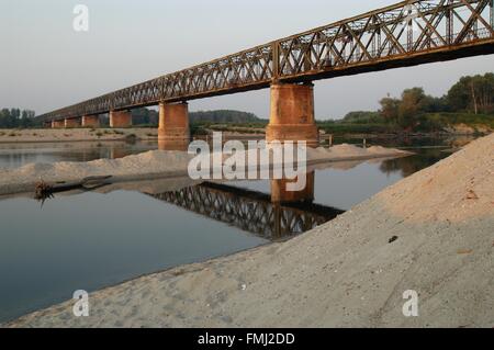 Lombardei, die Po-Tal, Italien, außergewöhnliche Trockenheit an Becca Brücke, in der Nähe Mündung zwischen den Flüssen Po und Ticino Stockfoto