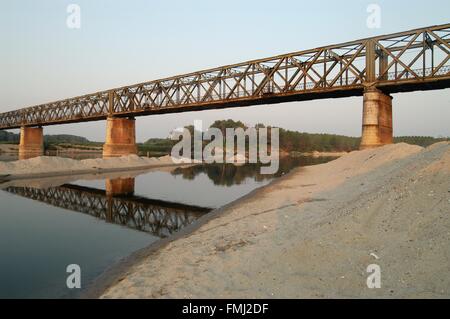 Lombardei, die Po-Tal, Italien, außergewöhnliche Trockenheit an Becca Brücke, in der Nähe Mündung zwischen den Flüssen Po und Ticino Stockfoto