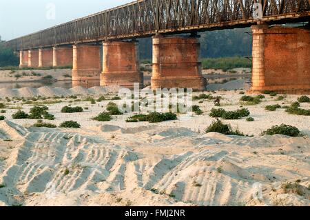 Lombardei, die Po-Tal, Italien, außergewöhnliche Trockenheit an Becca Brücke, in der Nähe Mündung zwischen den Flüssen Po und Ticino Stockfoto