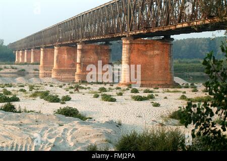 Lombardei, die Po-Tal, Italien, außergewöhnliche Trockenheit an Becca Brücke, in der Nähe Mündung zwischen den Flüssen Po und Ticino Stockfoto