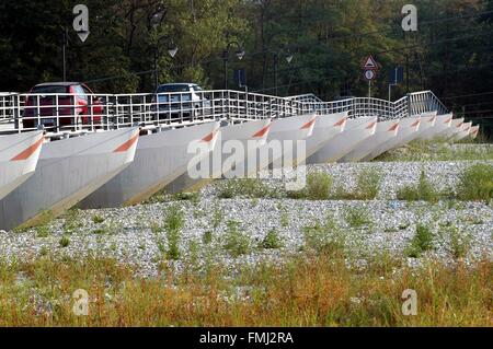 Italien, außergewöhnlich niedrigem Wasserstand des Flusses Ticino bei Bereguardo-Ponton-Brücke Stockfoto