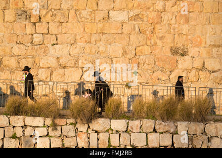 Juden zu Fuß entlang der alten Stadtmauer. Altstadt von Jerusalem. Israel. Stockfoto