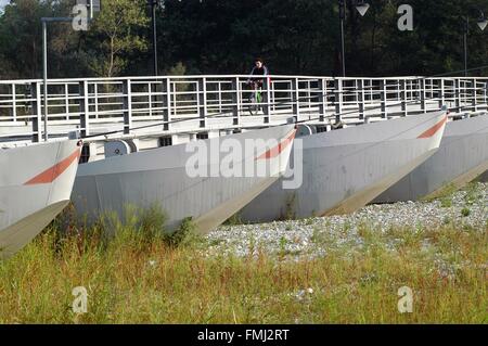 Italien, außergewöhnlich niedrigem Wasserstand des Flusses Ticino bei Bereguardo-Ponton-Brücke Stockfoto