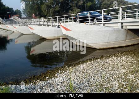 Italien, außergewöhnlich niedrigem Wasserstand des Flusses Ticino bei Bereguardo-Ponton-Brücke Stockfoto