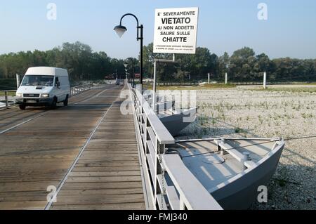 Italien, außergewöhnlich niedrigem Wasserstand des Flusses Ticino bei Bereguardo-Ponton-Brücke Stockfoto