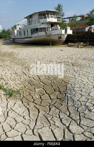 Italien, außergewöhnlich niedrigem Wasserstand des Flusses Po in Boretto (Parma) Stockfoto