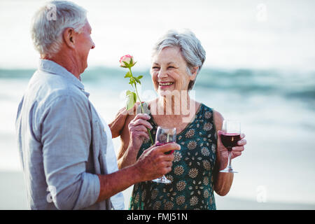 Älteres Paar mit rosa und roten Weingläser Stockfoto