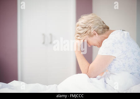 Ältere Frau, die unter Kopfschmerzen leiden Stockfoto