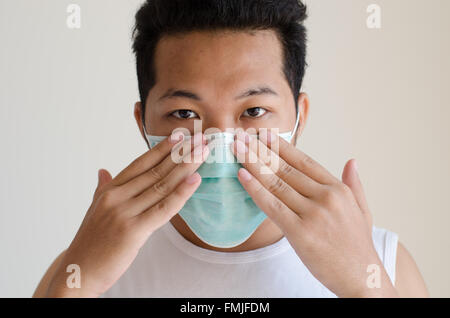 Asiatischen Mann trägt eine Gesichtsmaske Stockfoto