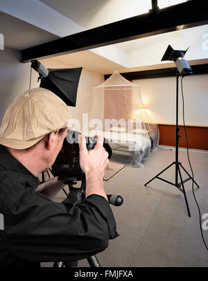 Fotostudio mit Beleuchtungseinrichtungen, Bett schussbereit Stockfoto