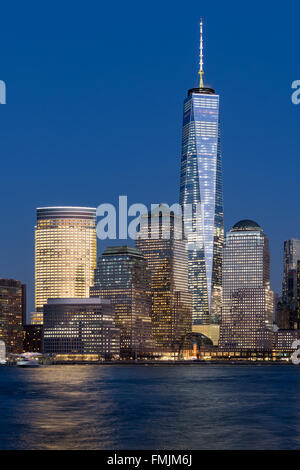 One World Trade Center (Freedom Tower) und World Financial Center in der Dämmerung im Financial District von New York City Stockfoto