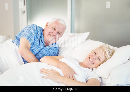 Porträt von senior Brautpaar entspannend auf Bett Stockfoto