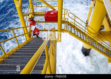 Offshore-Arbeiter auf der Plattform-rig Stockfoto