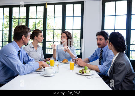 Geschäftsleute, die mit einem Treffen im restaurant Stockfoto
