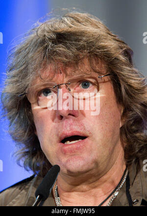 Frankfurt am Main, Deutschland. 23. März 2010. Datei - britische Tastatur-Legende Keith Emerson erhalten die Frankfurter Musik Preis 2010 bei "Kaisersaal des Roemers" in Frankfurt am Main, 23. März 2010. Foto: Frank Rumpenhorst/Dpa/Alamy Live News Stockfoto