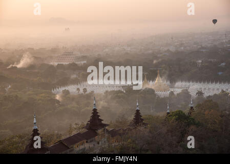 Sonnenaufgang hinter den Bergen im Mandalay Hill in Myanmar Stockfoto