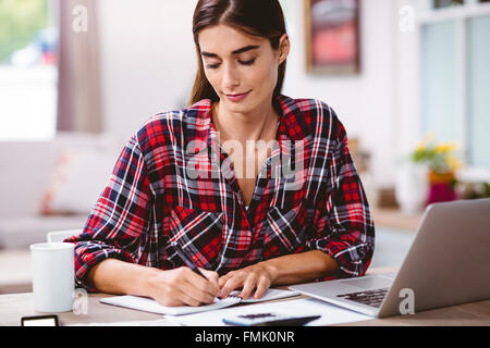 Junge Frau schreiben im Editor Stockfoto