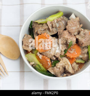 Schweinerippchen geschmort mit Soja-Soße, ein beliebtes chinesisches Gericht Stockfoto