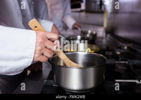 Nahaufnahme des Küchenchefs, die Zubereitung von Speisen Stockfoto