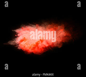 Explosion der roten Pulver auf schwarzem Hintergrund Stockfoto