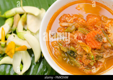 scharf-saure Curry mit Tamarindensauce, Fisch und Gemüse: köstliche thai traditionelle Speisen (Kaeng Som) Stockfoto