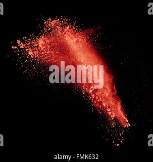 Explosion der roten Pulver auf schwarzem Hintergrund Stockfoto