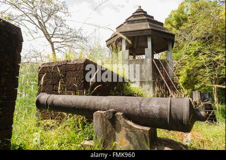 Alte Kanone und alten Mauer in Thailand. Stockfoto