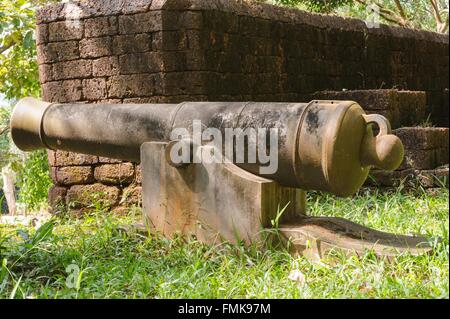 Alte Kanone und alten Mauer in Thailand. Stockfoto