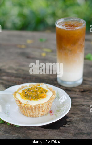 Passionsfrucht/Maracuja Käsekuchen und Eis Kaffee Stockfoto