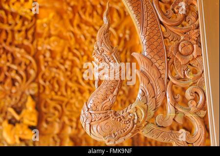 Schönen Naga Teak Holz schnitzen Skulpturen Thai Tempel in Chanthaburi, Thailand. Stockfoto