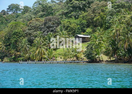 Küsten-Eigenschaft mit einem rustikalen Haus, umgeben von üppigen tropischen Wald, Bocas del Toro, karibische Küste von Panama Stockfoto