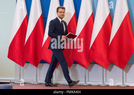 Warschau, Polen. 12. März 2016. Polnische Regierungssprecher, Rafal Bochenek während der Anweisung über die Venedig-Kommission Urteil. © Mateusz Wlodarczyk/Pacific Press/Alamy Live-Nachrichten Stockfoto