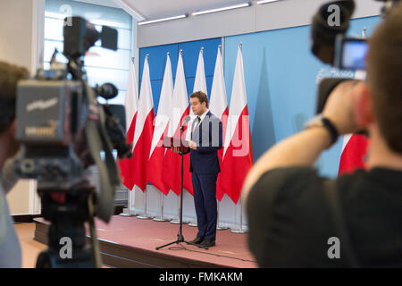 Warschau, Polen. 12. März 2016. Polnische Regierungssprecher, Rafal Bochenek während der Anweisung über die Venedig-Kommission Urteil. © Mateusz Wlodarczyk/Pacific Press/Alamy Live-Nachrichten Stockfoto