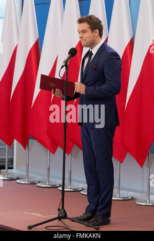 Warschau, Polen. 12. März 2016. Polnische Regierungssprecher, Rafal Bochenek während der Anweisung über die Venedig-Kommission Urteil. © Mateusz Wlodarczyk/Pacific Press/Alamy Live-Nachrichten Stockfoto