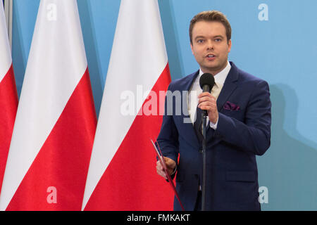 Warschau, Polen. 12. März 2016. Polnische Regierungssprecher, Rafal Bochenek während der Anweisung über die Venedig-Kommission Urteil. © Mateusz Wlodarczyk/Pacific Press/Alamy Live-Nachrichten Stockfoto