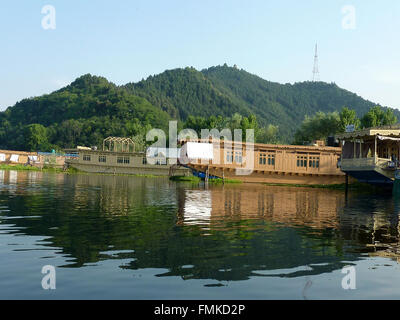 Hausboote in Dal Lake, Srinagar, Kaschmir, mit berühmten Shankeracharya Hügel im Hintergrund, Verpflegung und Unterkunft Stockfoto